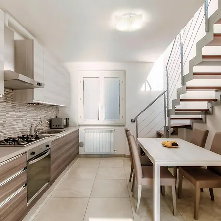 Mosaic - By Myhomeincomo Apartment *
