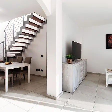 Mosaic - By Myhomeincomo Apartment *